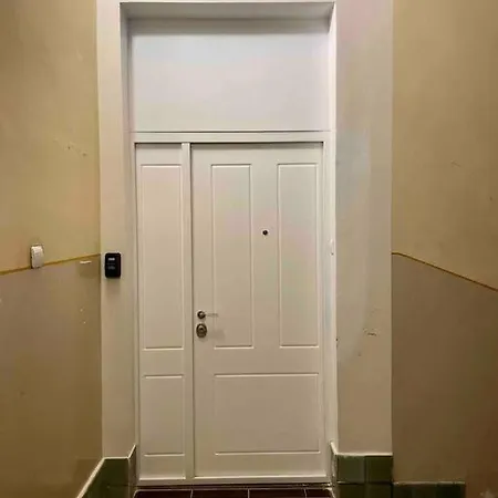 Lovely Little Downtown Next To Subway,metro *